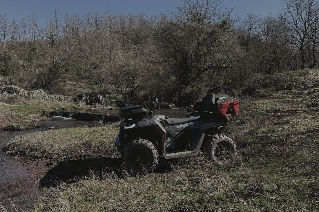 ATV ile dere kenarında