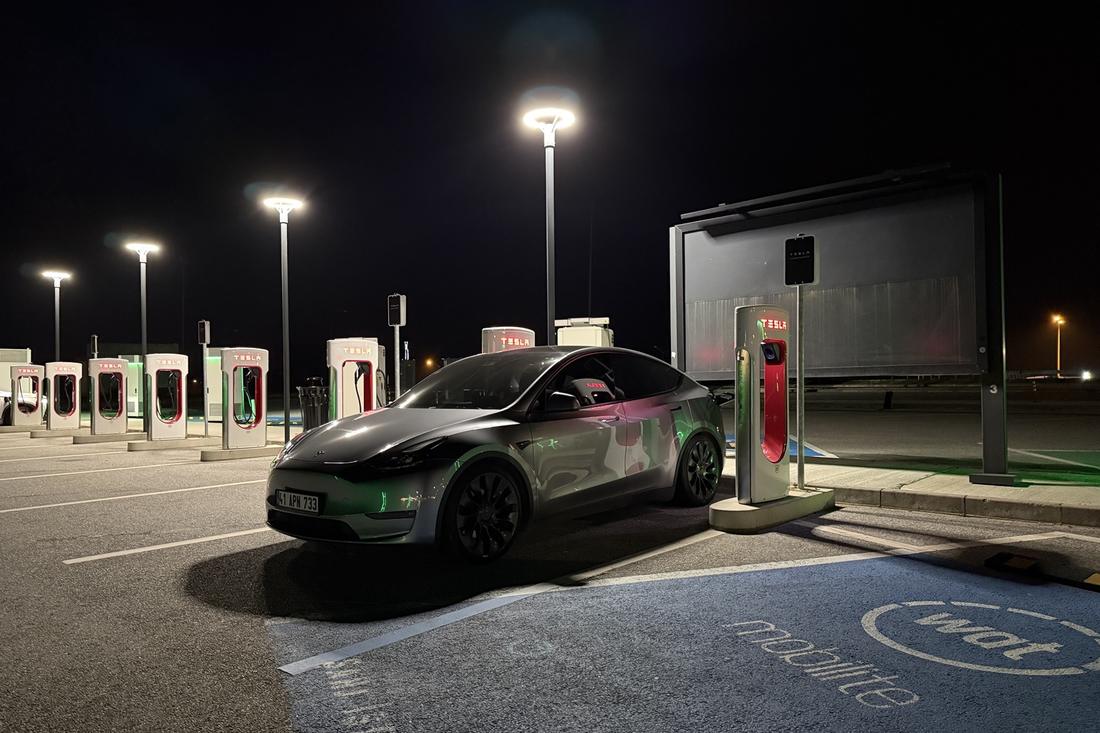 Gece şarjda Tesla Model Y