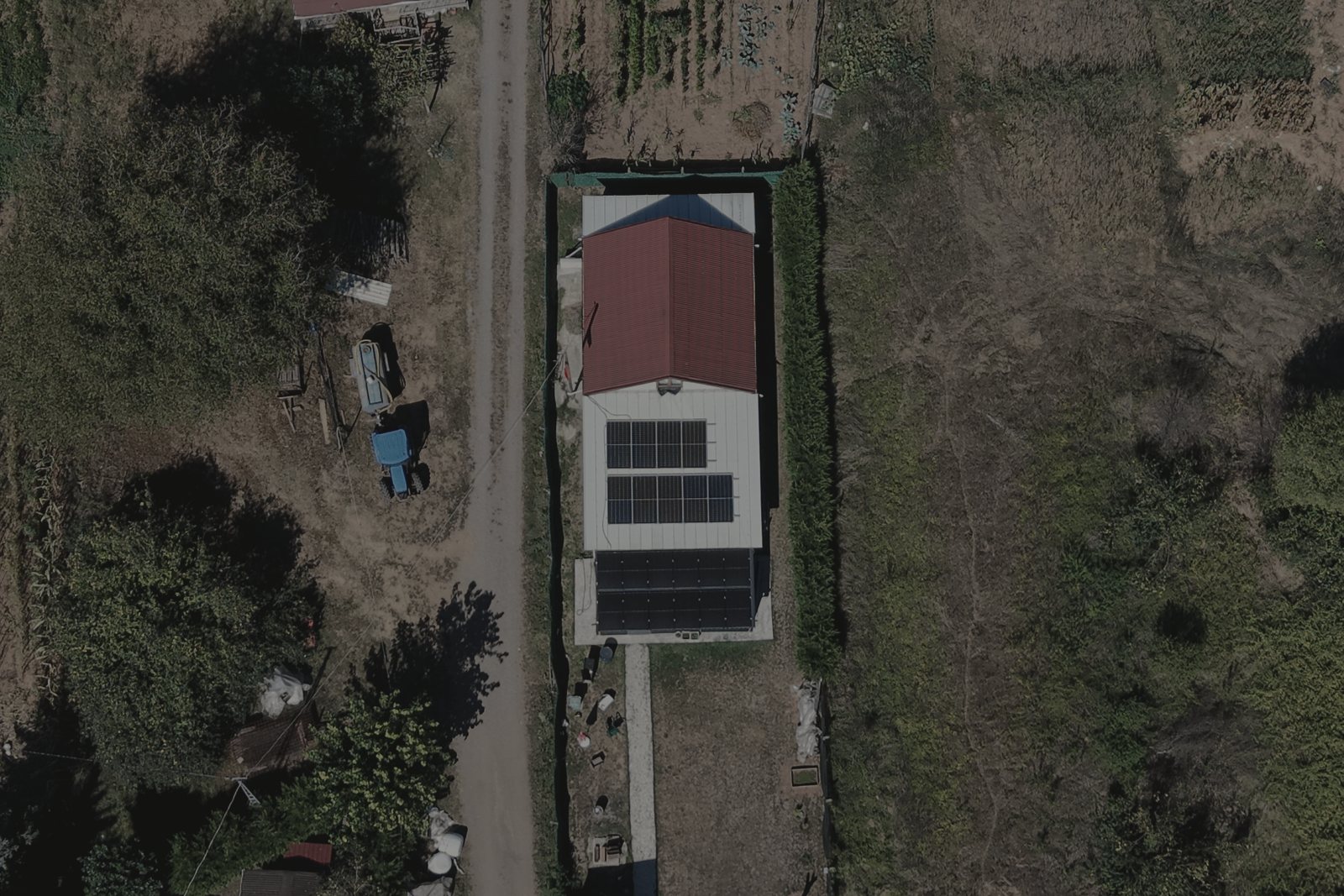 Üstten çekim: ev, avlu ve çatıyla sundurmadaki iki panel dizisi